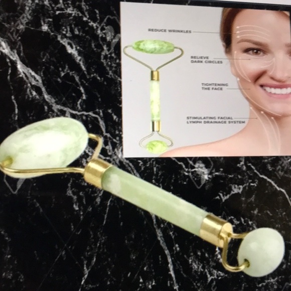Accessories - NEW Facial Massage Jade Roller Beauty Device🎁